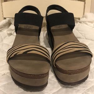 Hocus Pocus animal print black/griege sandals Size 10